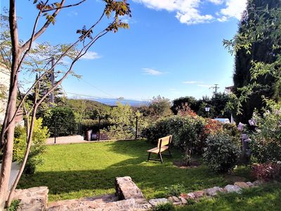 Vue sur banc et plaine