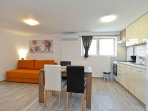 23954334-Ferienwohnung-4-Loborika-300x225-4