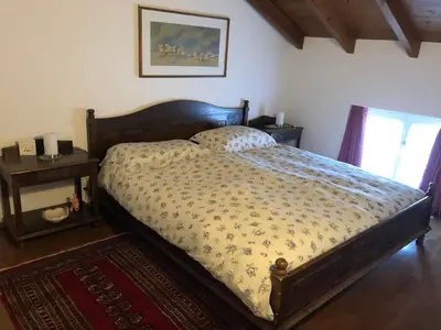 Schönes und sehr bequem Bett aus Nussbaum, mit Bico Matratzen, Laken aus Baumwolle, 2 Nachttischen mit touch Lampen.