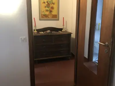 Schlafzimmer Holztüre mit Spiegel und Parkettboden