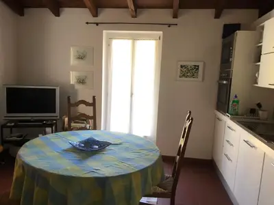 Offene Küche im Wohnzimmer, TV, Fenster auf der Balkon