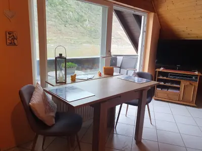 Esstisch direkter herrlicher Moselblick beim Essen