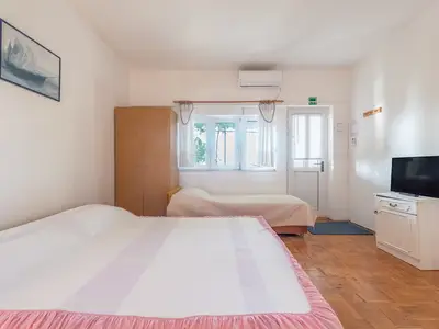 Ferienwohnung für 2 Personen (24 m²) in Lokva Rogoznica 4/10
