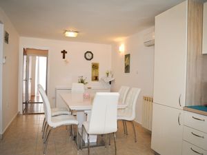 22434411-Ferienwohnung-2-Lopar-300x225-3