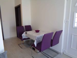 23768497-Ferienwohnung-4-Lopar-300x225-4