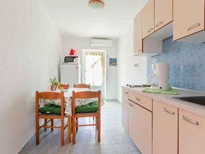 23974589-Ferienwohnung-4-Lopar-300x225-5