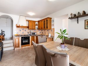 19219204-Ferienwohnung-5-Lopar-300x225-5