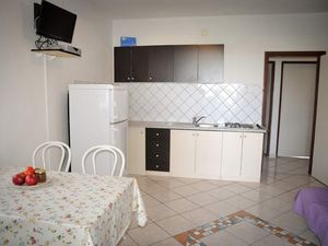 22313925-Ferienwohnung-4-Lopar-300x225-3