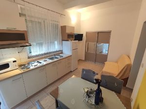 21748833-Ferienwohnung-5-Lopar-300x225-4