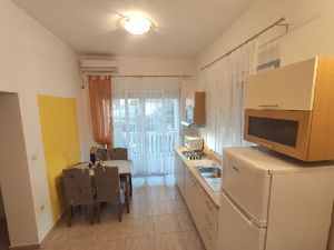 21748833-Ferienwohnung-5-Lopar-300x225-5