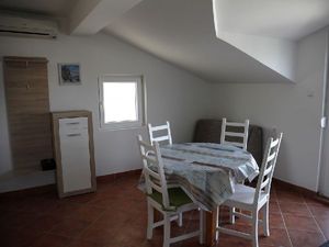 22331525-Ferienwohnung-5-Lopar-300x225-4