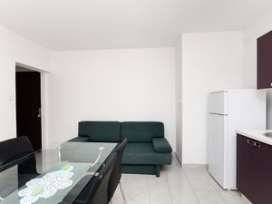 23942578-Ferienwohnung-4-Lopar-300x225-2