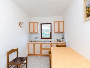 23942581-Ferienwohnung-5-Lopar-300x225-4