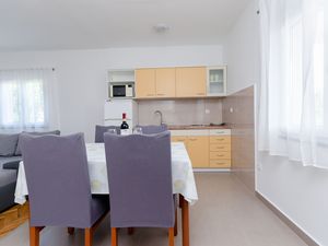 23944522-Ferienwohnung-2-Lopar-300x225-5