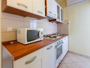 23945140-Ferienwohnung-5-Lopar-300x225-2