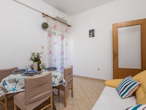 23753951-Ferienwohnung-4-Lopar-300x225-5