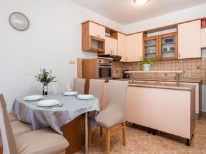 23753955-Ferienwohnung-4-Lopar-300x225-5