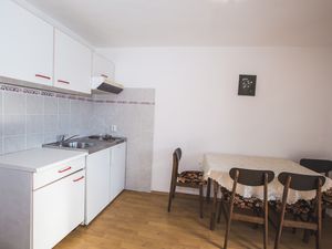 19109919-Ferienwohnung-4-Lopar-300x225-2