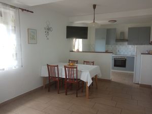 21997263-Ferienwohnung-5-Lopar-300x225-2