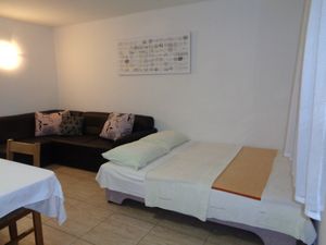 22129615-Ferienwohnung-4-Lopar-300x225-1