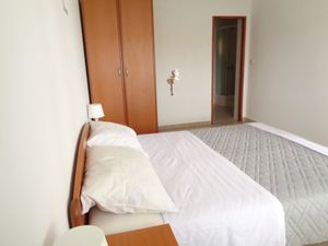 22129615-Ferienwohnung-4-Lopar-300x225-4