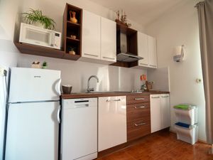 23670642-Ferienwohnung-4-Lopar-300x225-2