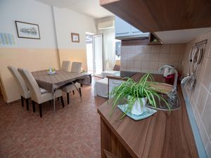 23670646-Ferienwohnung-5-Lopar-300x225-3