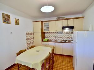 23977998-Ferienwohnung-4-Lopar-300x225-2