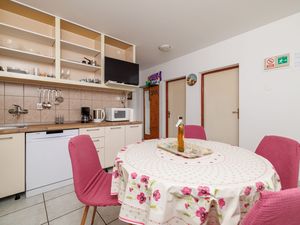 23944013-Ferienwohnung-4-Lopar-300x225-5