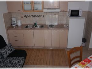 23932095-Ferienwohnung-4-Lopar-300x225-2