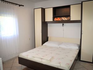 23932979-Ferienwohnung-4-Lopar-300x225-5