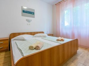 23933284-Ferienwohnung-4-Lopar-300x225-4