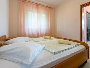 23933284-Ferienwohnung-4-Lopar-300x225-5