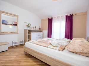 24020003-Ferienwohnung-4-Lopar-300x225-3