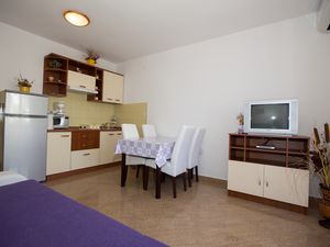 24020004-Ferienwohnung-4-Lopar-300x225-2