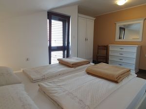 23943727-Ferienwohnung-4-Lopar-300x225-4