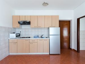 23946795-Ferienwohnung-5-Lopar-300x225-5