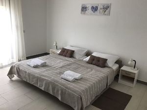 21748765-Ferienwohnung-4-Lopar-300x225-4