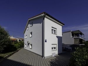 21748797-Ferienwohnung-3-Lopar-300x225-0