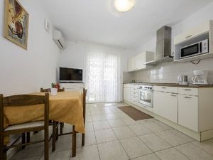 21748801-Ferienwohnung-3-Lopar-300x225-3