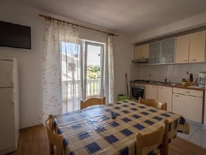 19398750-Ferienwohnung-3-Lopar-300x225-5