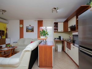 24028056-Ferienwohnung-6-Lopar-300x225-2