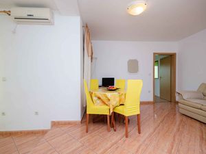 24033147-Ferienwohnung-5-Lopar-300x225-4