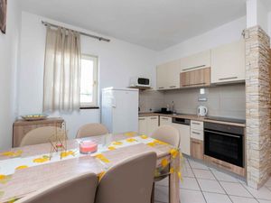 24033902-Ferienwohnung-5-Lopar-300x225-5