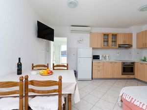 24033964-Ferienwohnung-5-Lopar-300x225-5