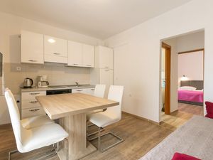 23721420-Ferienwohnung-4-Lopar-300x225-2