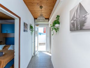 23943140-Ferienwohnung-5-Lopar-300x225-4