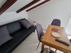 22019867-Ferienwohnung-3-Lopar-300x225-2