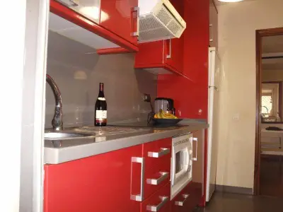 Küche mit Backofen, Mikrowelle und allen Geräten