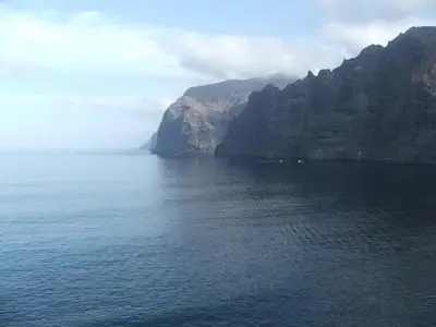 Blick vom Berg auf den Yachthafen